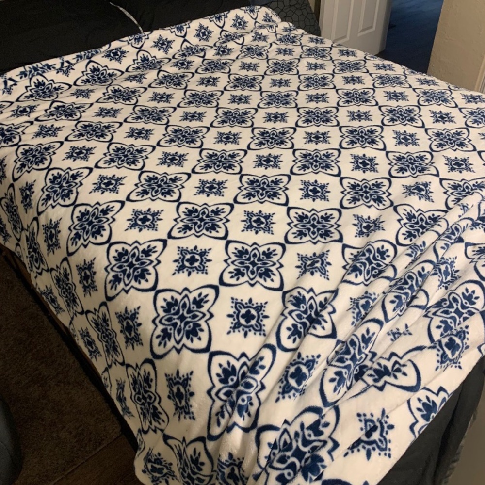 King Size Thalia Sofi Blanket